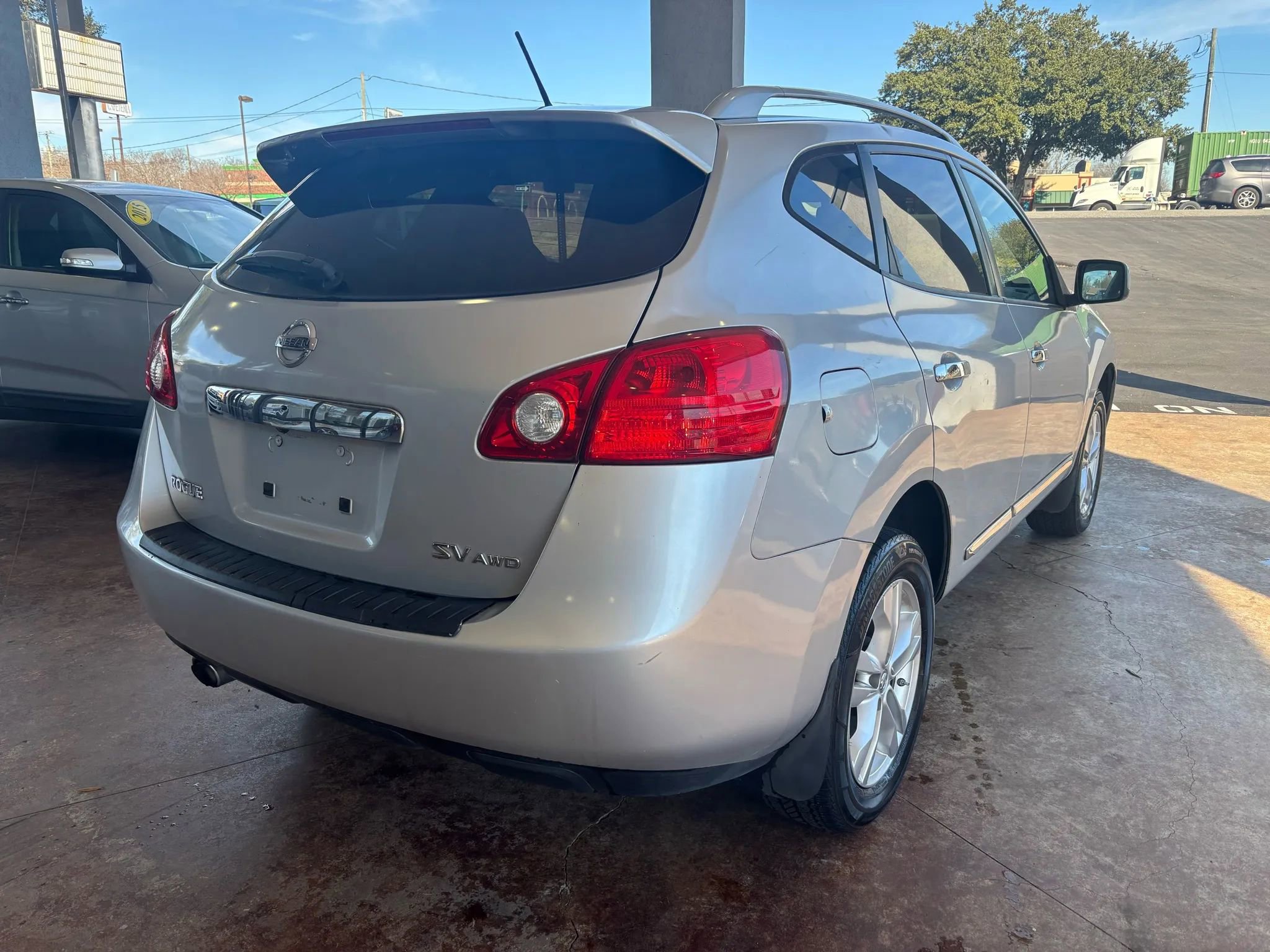 Used 2012 Nissan Rogue SV w/ Premium Pkg image 6
