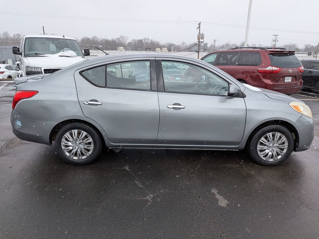 Used 2014 Nissan Versa SV image 9