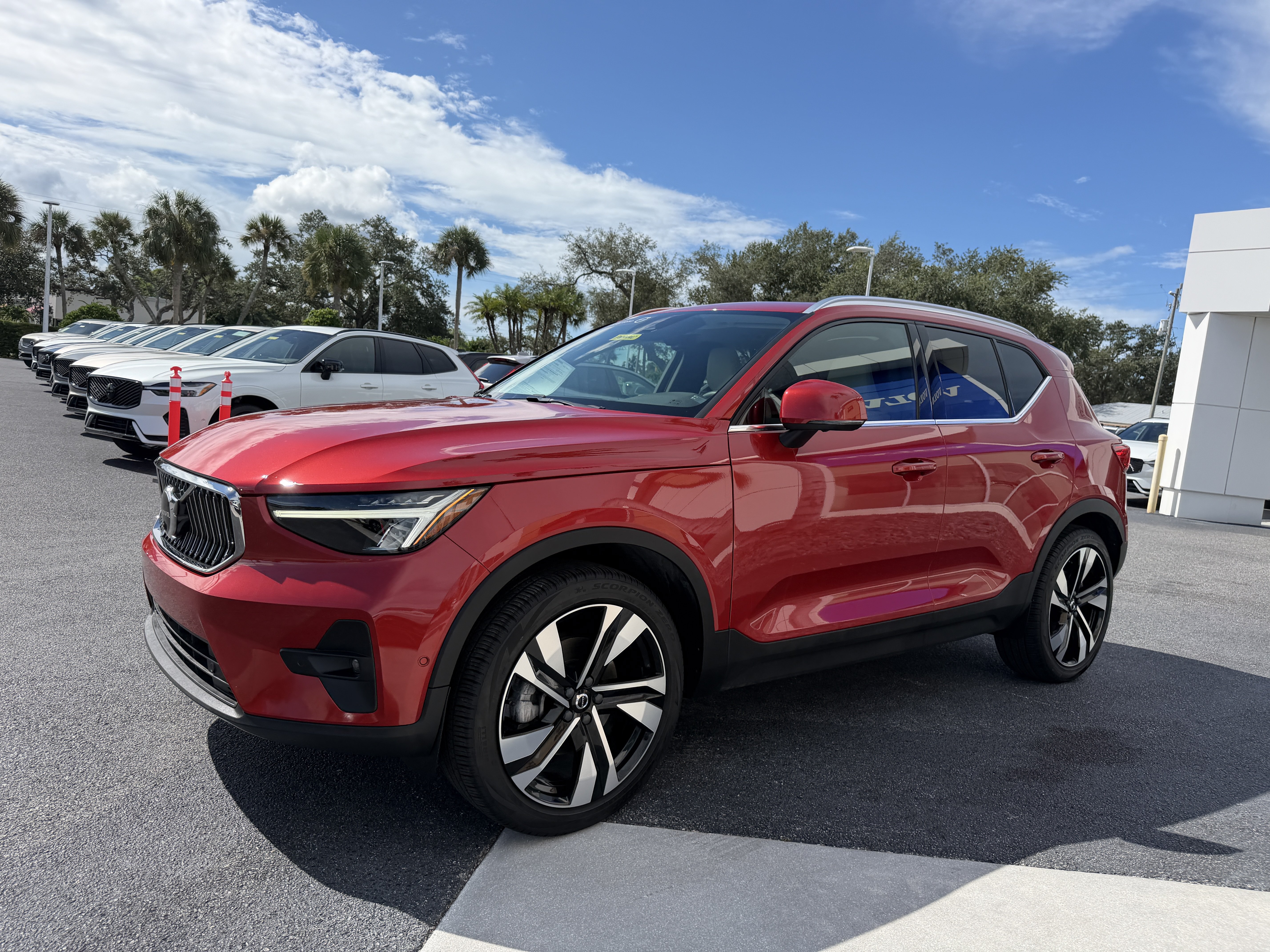 Certified 2023 Volvo XC40 B5 Plus w/ Driver Assist Package AWD/4WD image 7