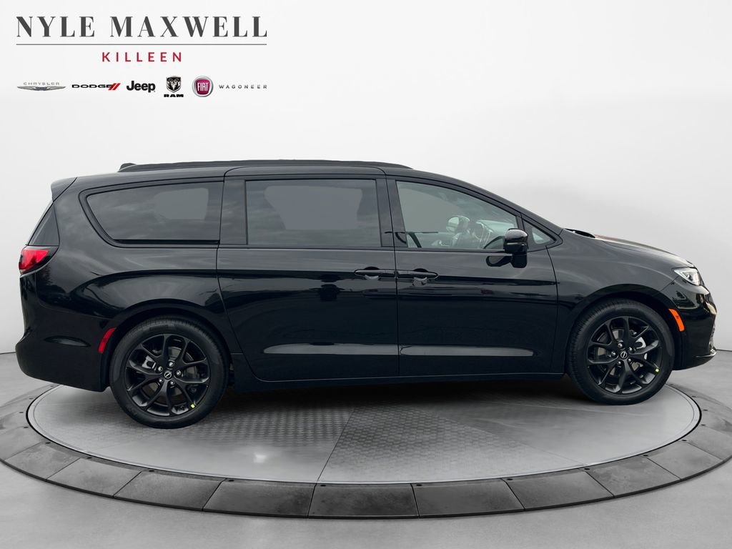 New 2026 Chrysler Pacifica Limited image 17