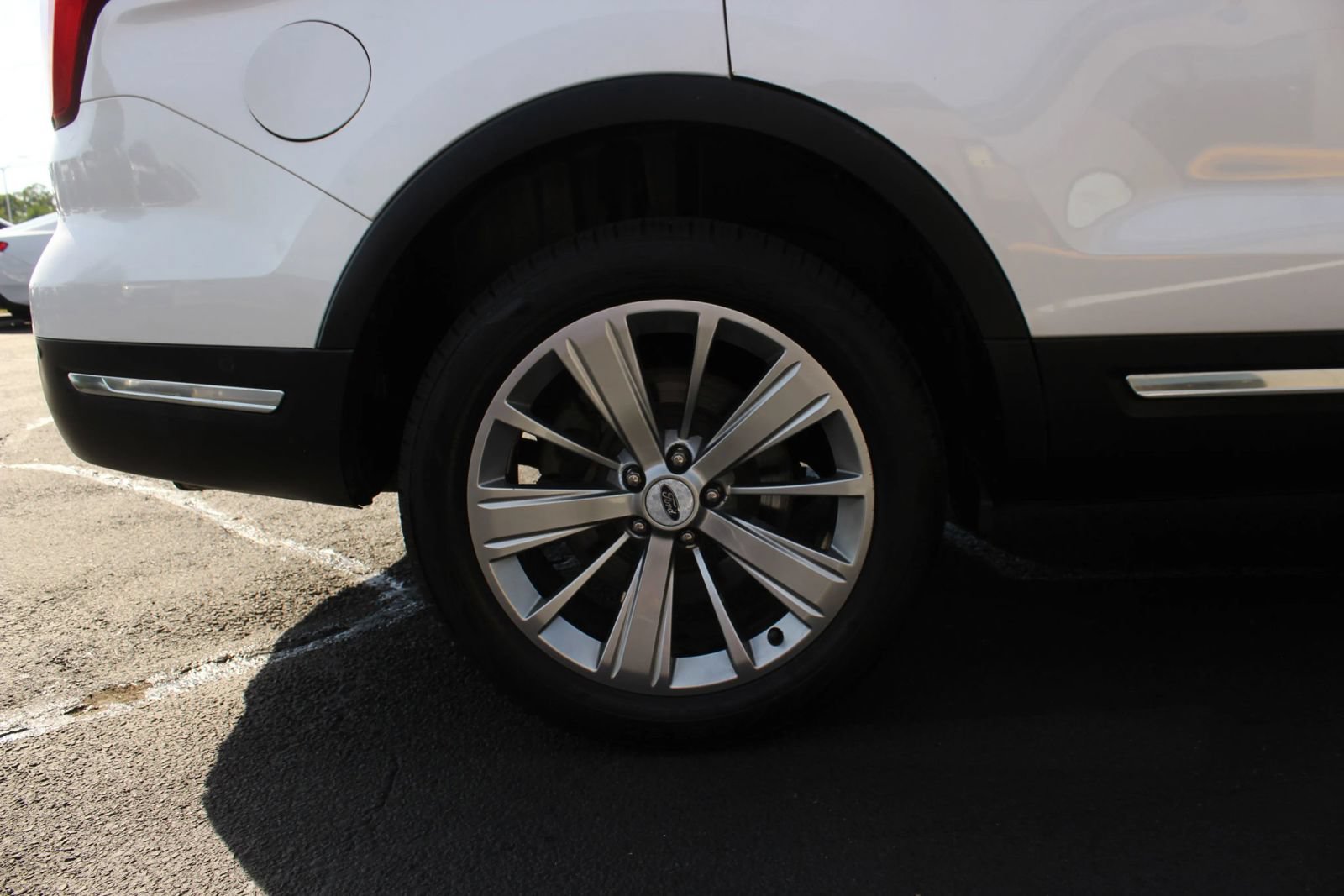 Used 2018 Ford Explorer Limited w/ Equipment Group 301A AWD/4WD image 8