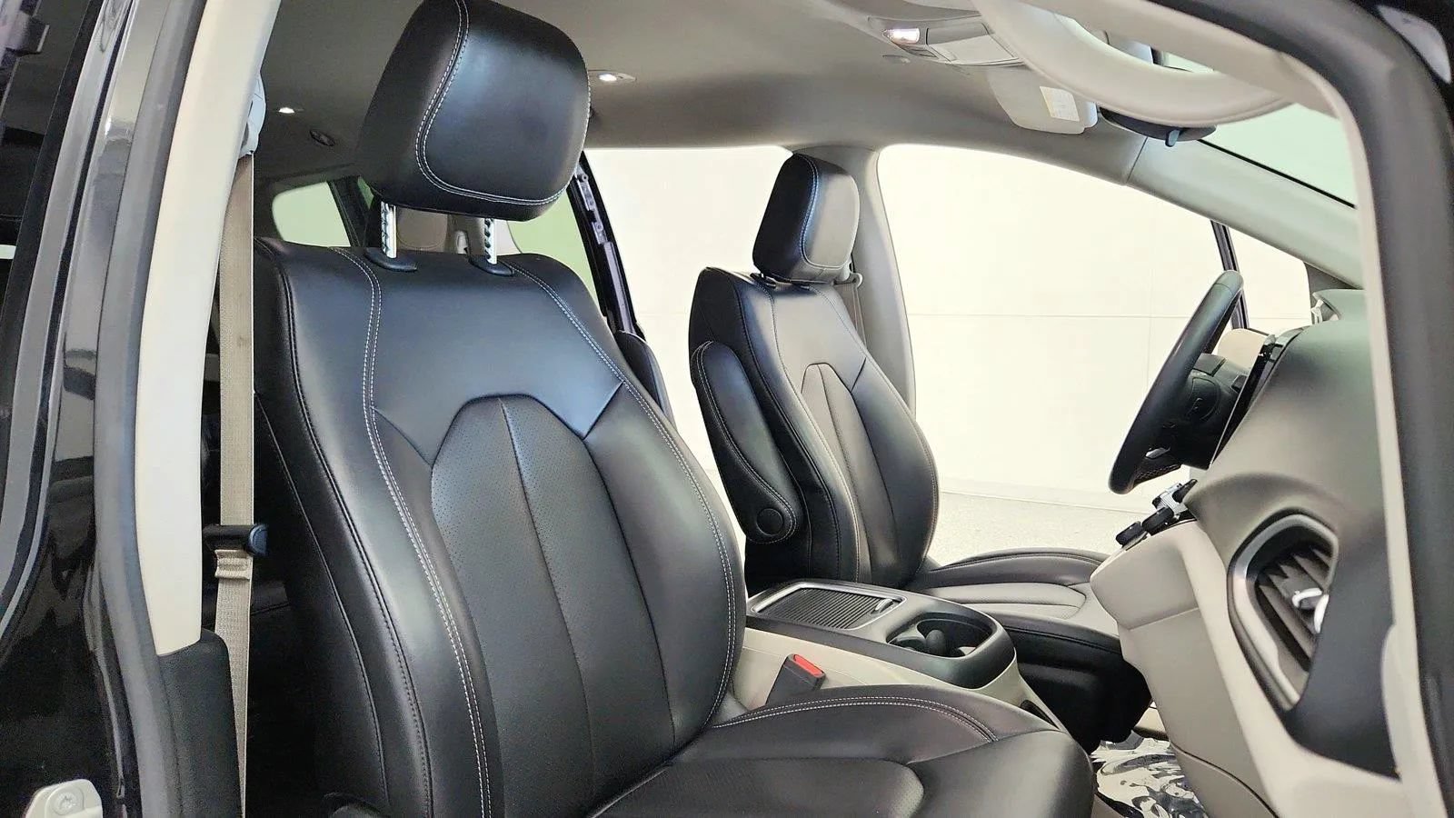 Used 2023 Chrysler Pacifica Touring-L FWD image 33