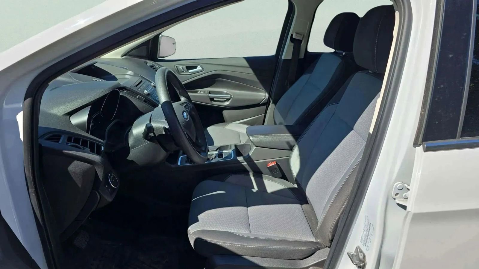 Used 2017 Ford Escape SE w/ SE Cold Weather Package AWD/4WD image 16