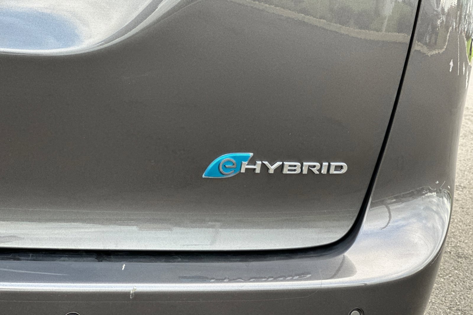 Used 2023 Chrysler Pacifica Limited w/ Uconnect Theater Family Group image 35