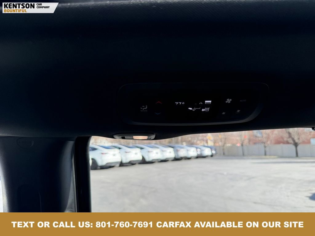 Used 2025 Chrysler Pacifica Limited image 32