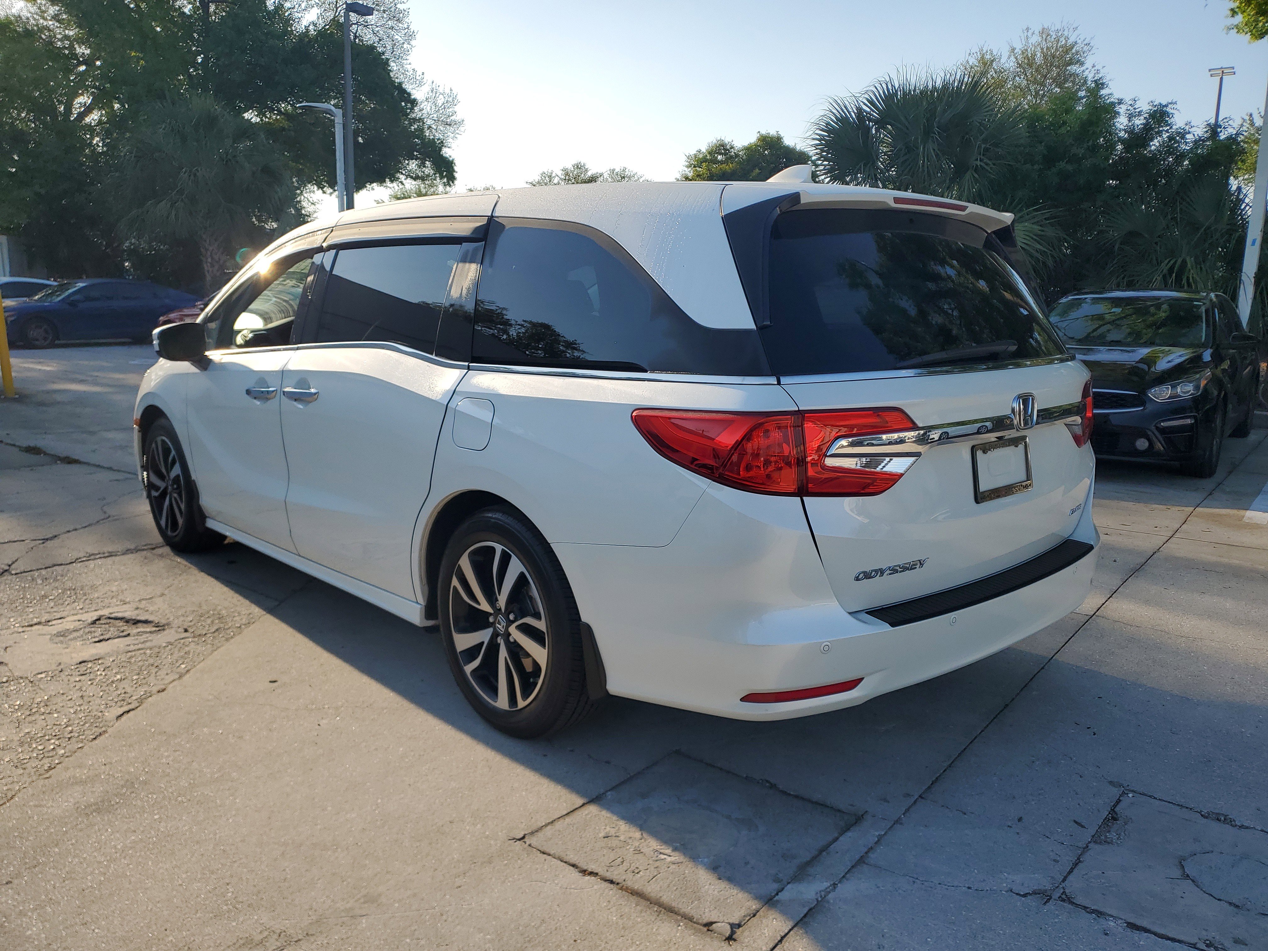 Used 2018 Honda Odyssey Elite image 2