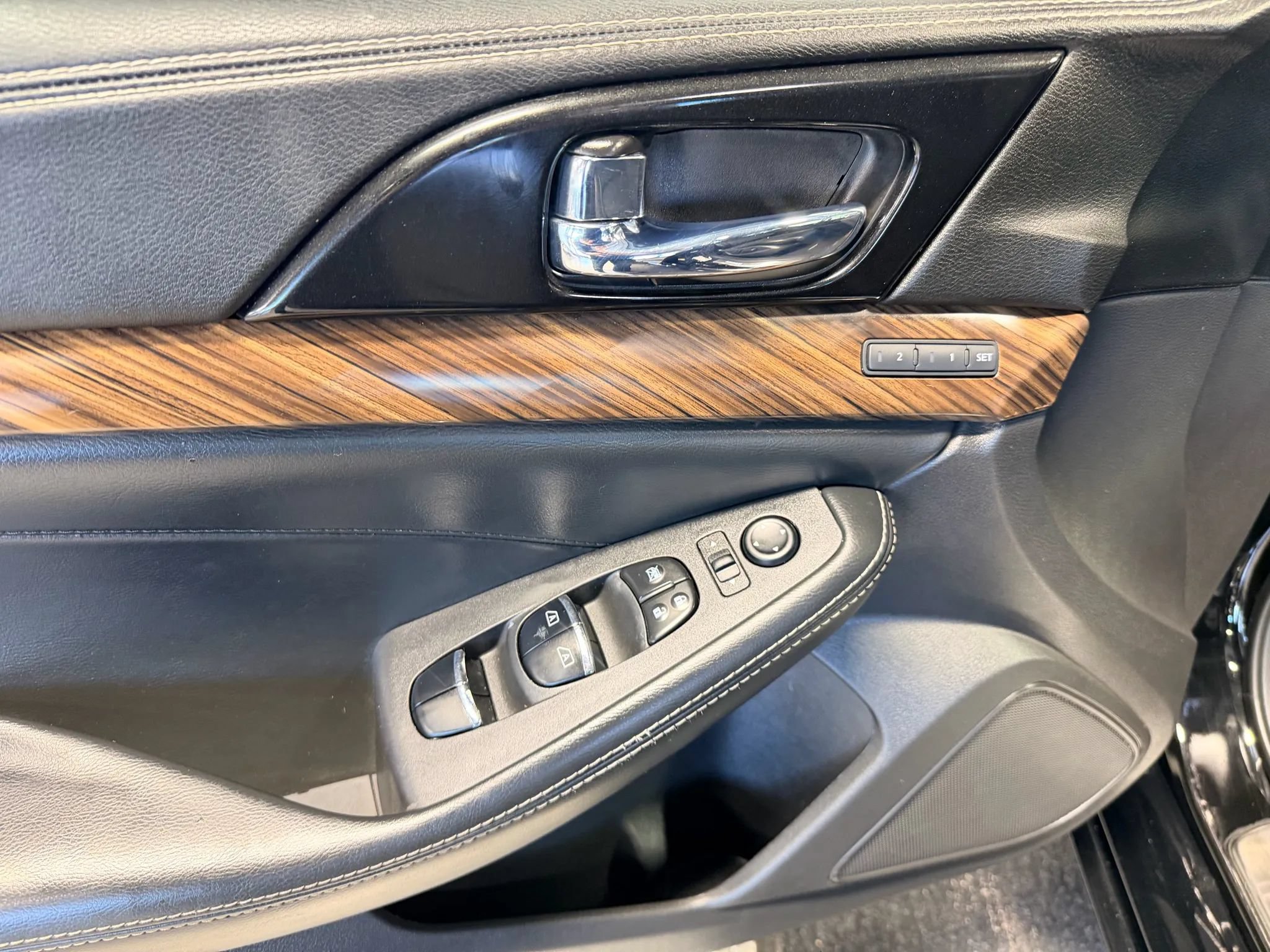 Used 2017 Nissan Maxima Platinum w/ Medallion Package FWD image 6