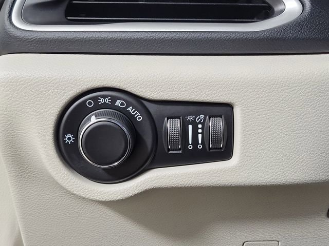 Used 2023 Chrysler Voyager LX FWD image 23