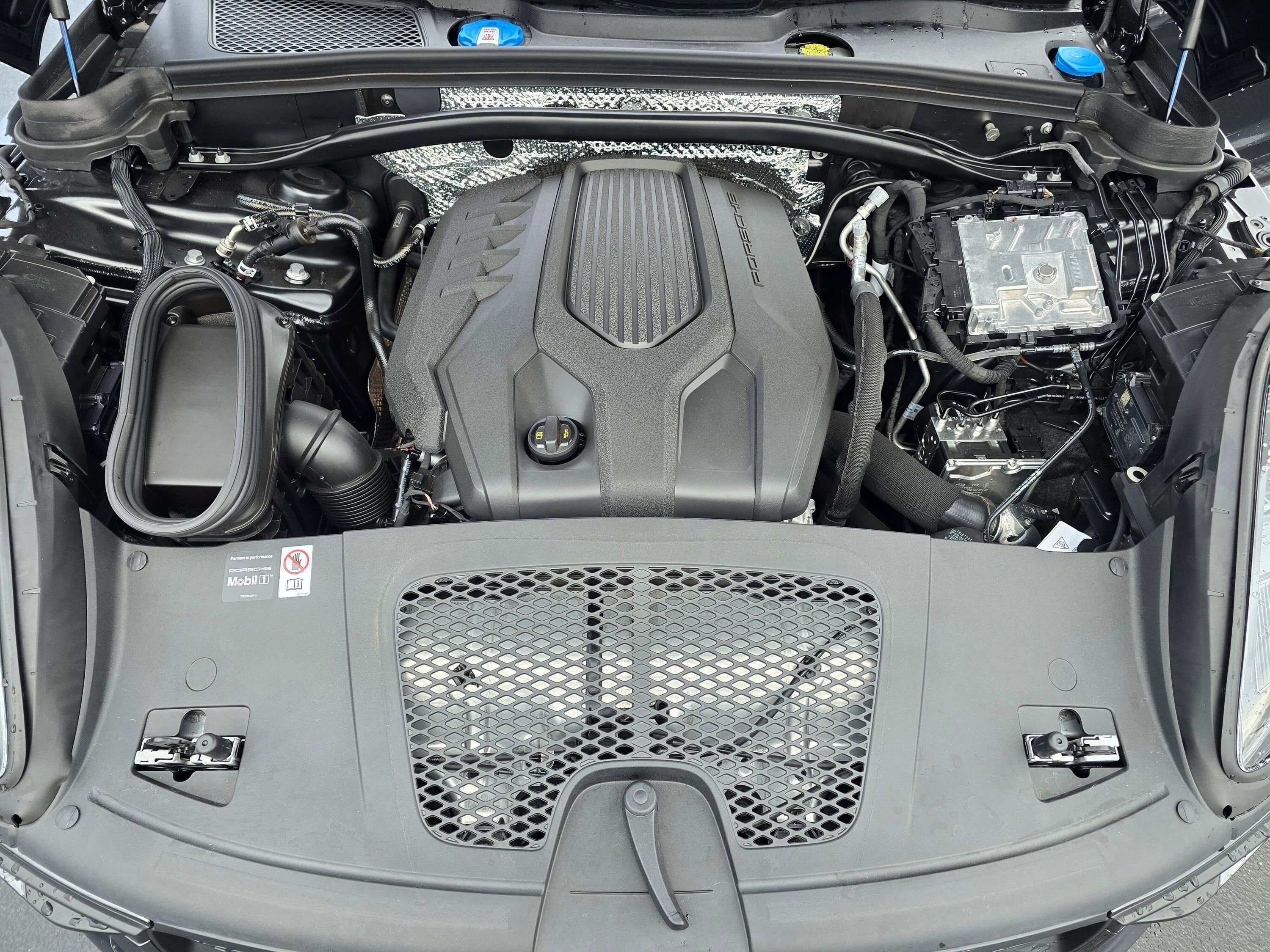 Used 2025 Porsche Macan image 10