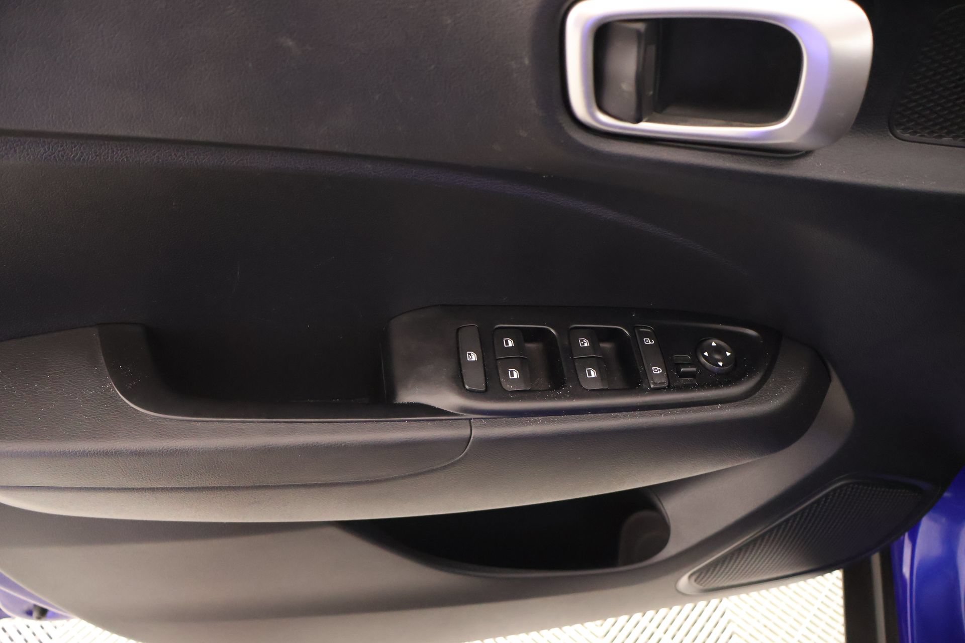 Used 2025 Hyundai Venue SEL FWD image 15