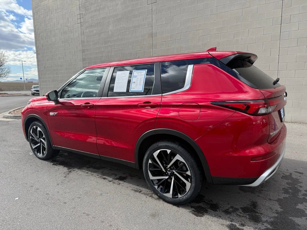 Used 2024 Mitsubishi Outlander SE image 2