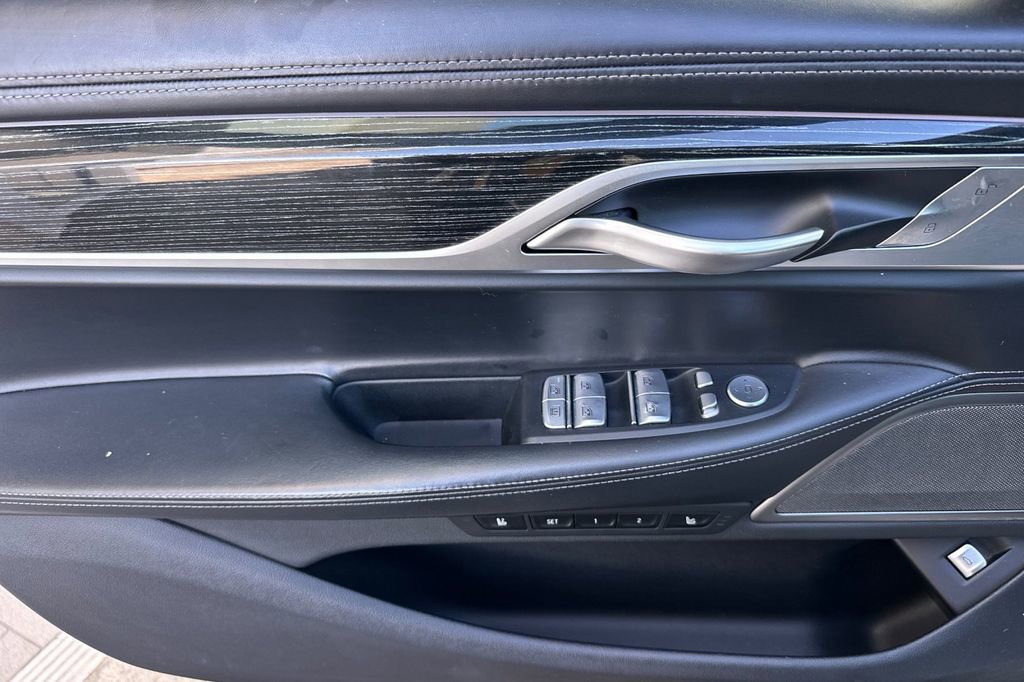 Used 2022 BMW ALPINA B7 xDrive w/ Luxury Rear Seating Package AWD/4WD image 10