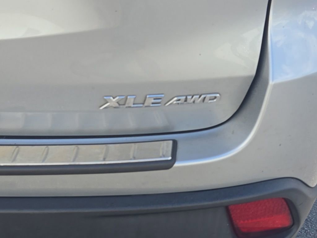 Used 2019 Toyota Highlander XLE AWD/4WD image 8