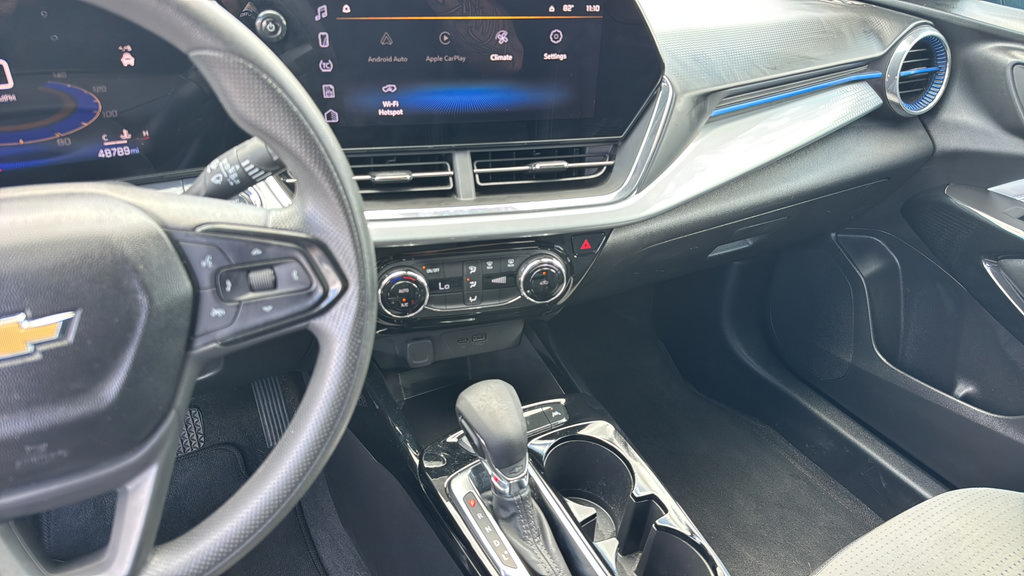 Used 2025 Chevrolet Trax LT FWD image 11