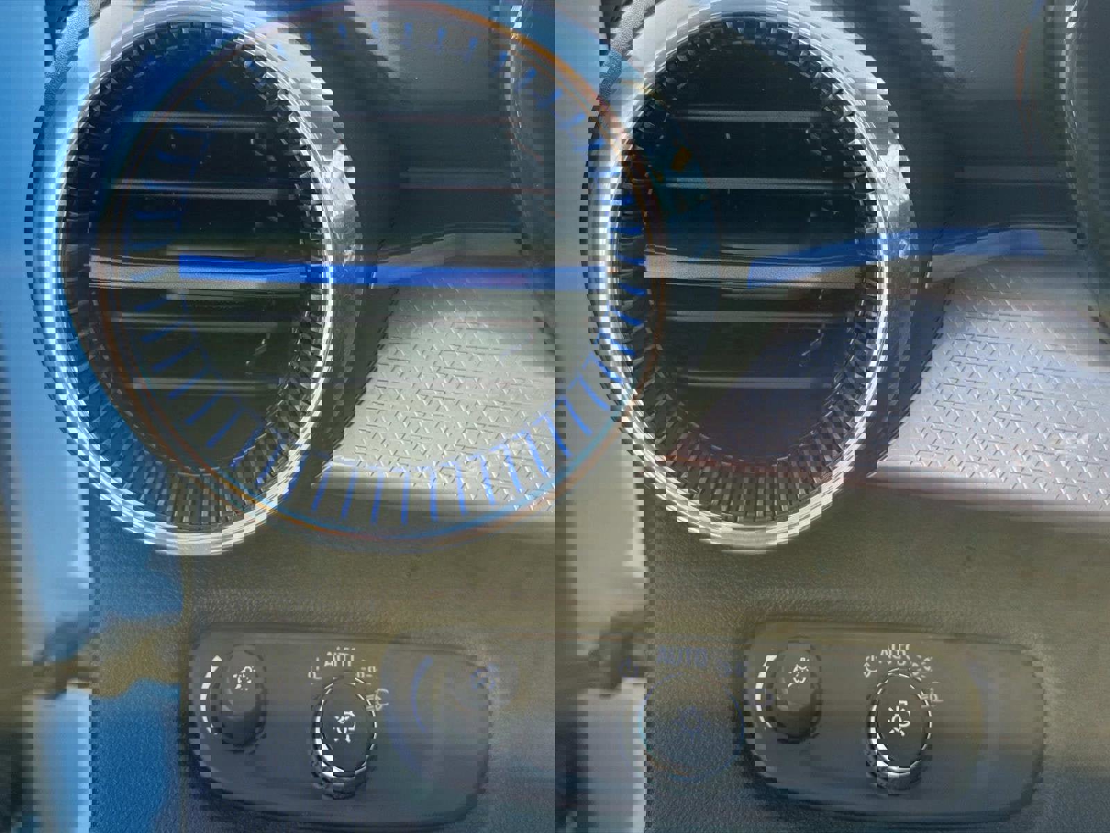 Certified 2025 Chevrolet Trax LT w/ Driver Confidence Package image 5