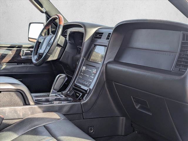Used 2017 Lincoln Navigator Reserve image 21