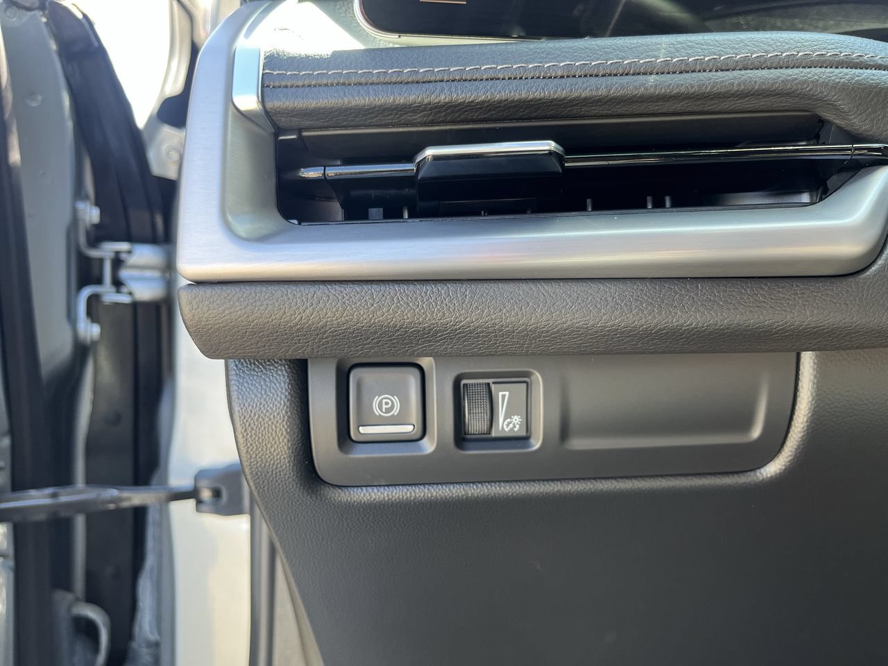 Used 2025 Cadillac XT4 Premium Luxury FWD image 16