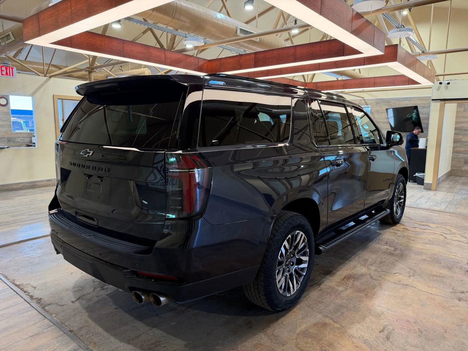 Used 2025 Chevrolet Suburban Z71 image 4