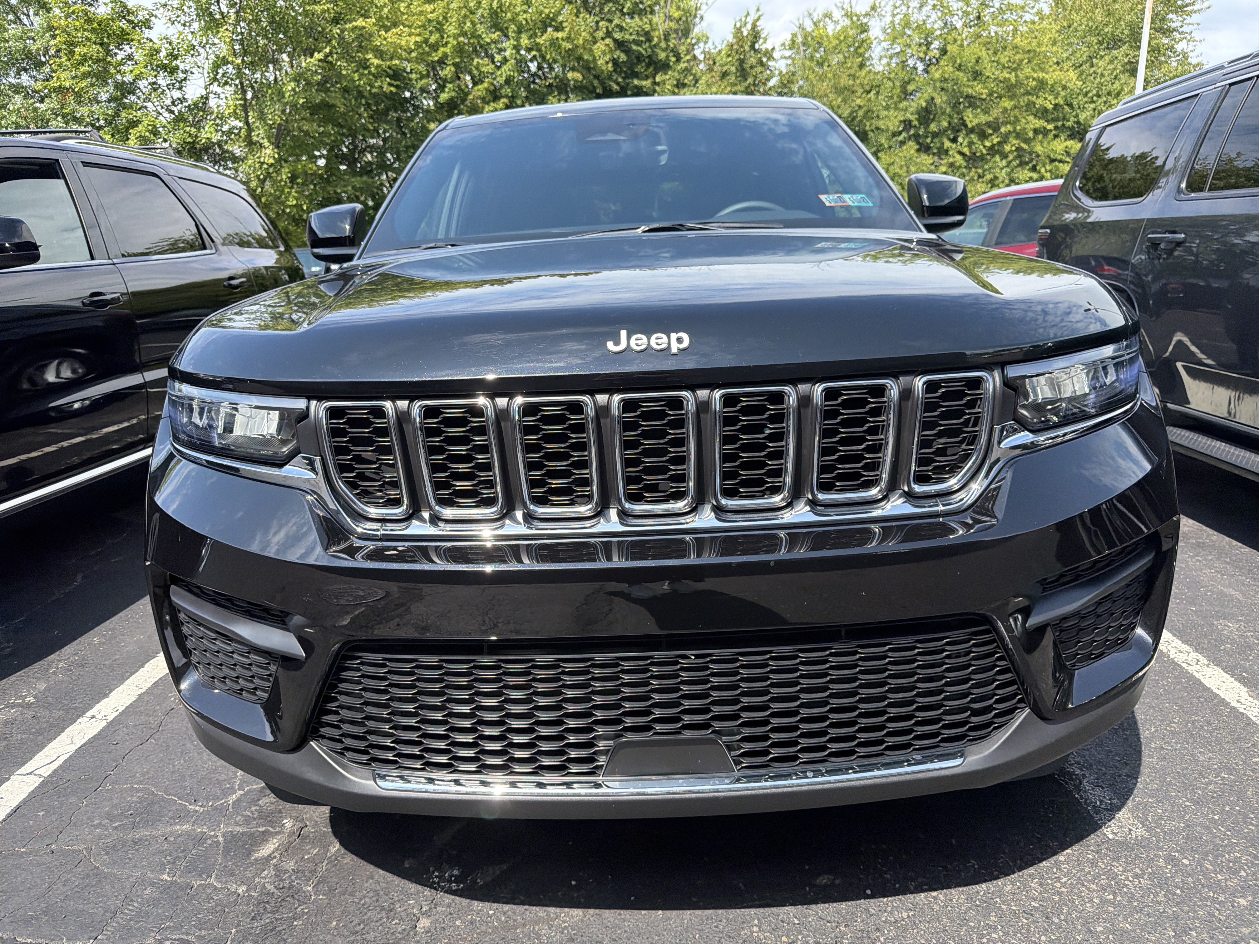 Used 2025 Jeep Grand Cherokee Laredo X w/ Luxury Tech Group I AWD/4WD image 2