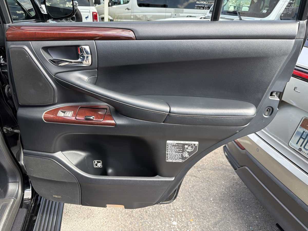 Used 2013 Lexus LX 570 4WD w/ Luxury Pkg image 17