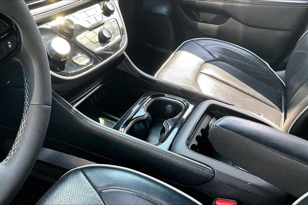 Used 2024 Chrysler Pacifica Premium FWD image 18