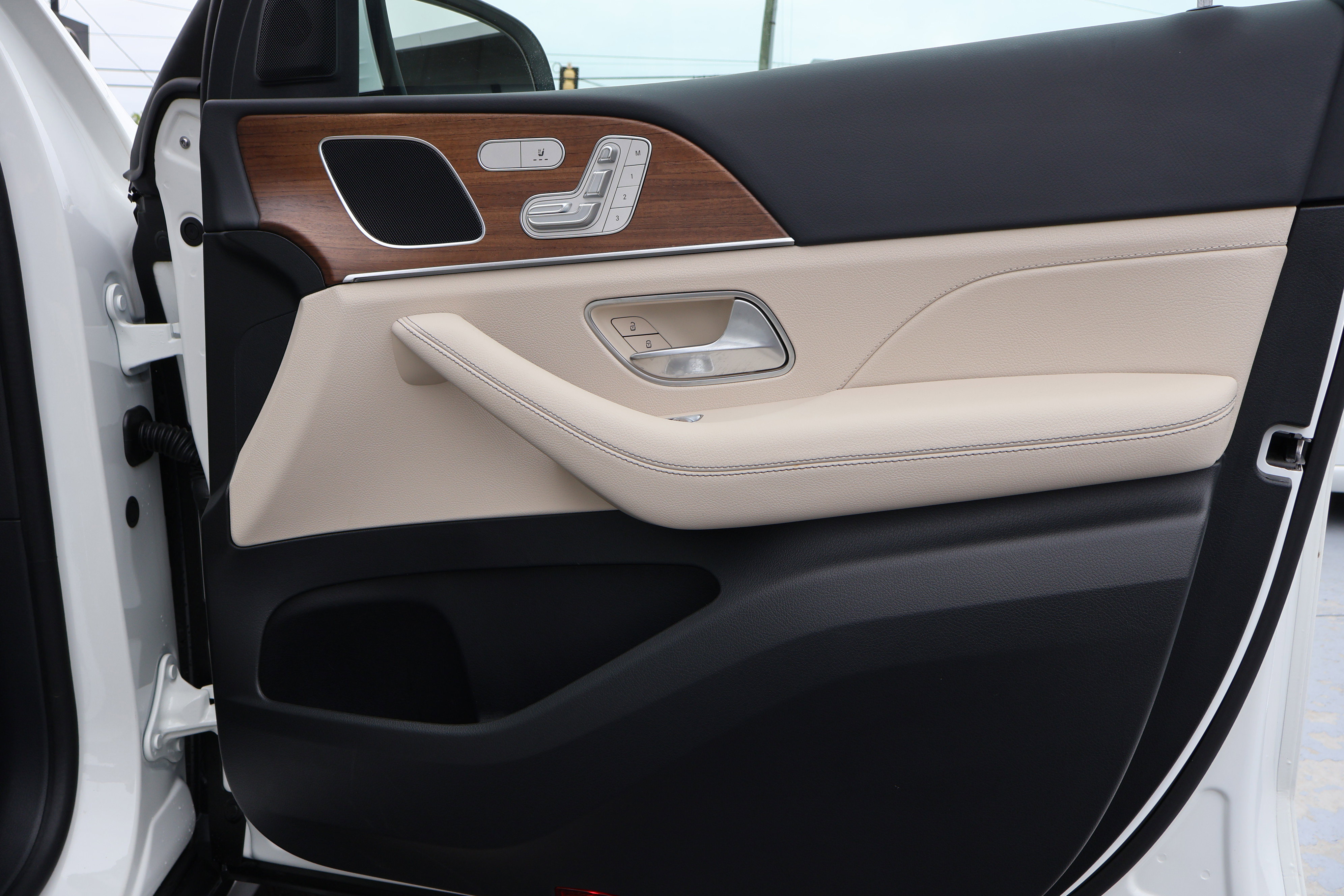 Certified 2025 Mercedes-Benz GLE 450e 4MATIC image 26