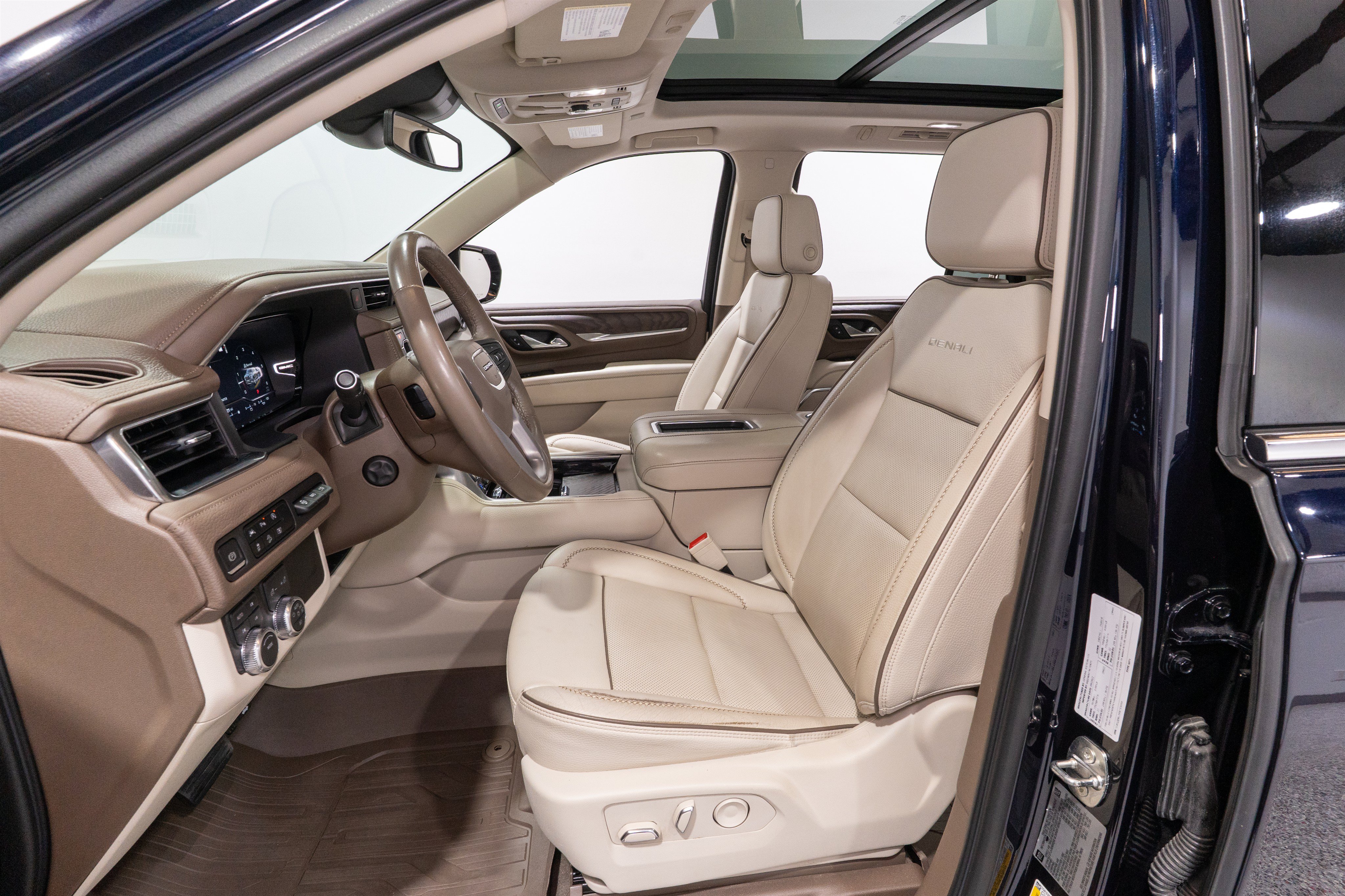 Used 2023 GMC Yukon Denali AWD/4WD image 16