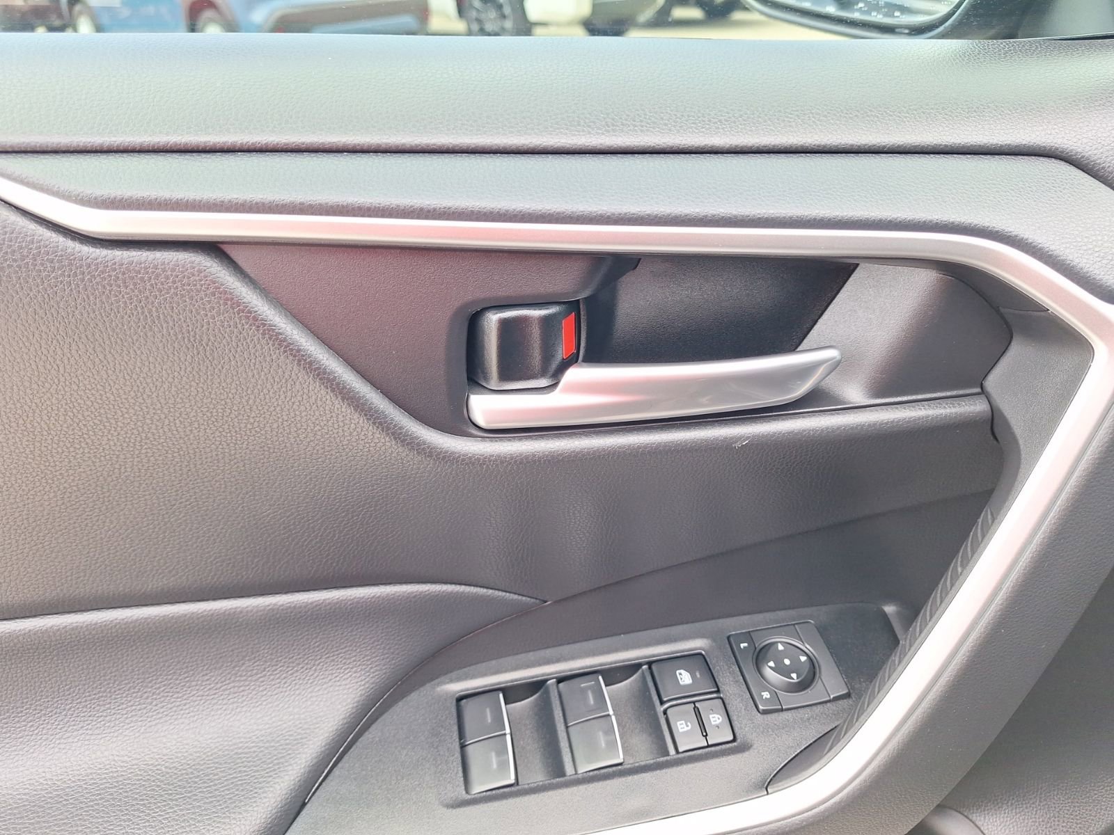 Used 2025 Toyota RAV4 XLE w/ Convenience Package FWD image 17