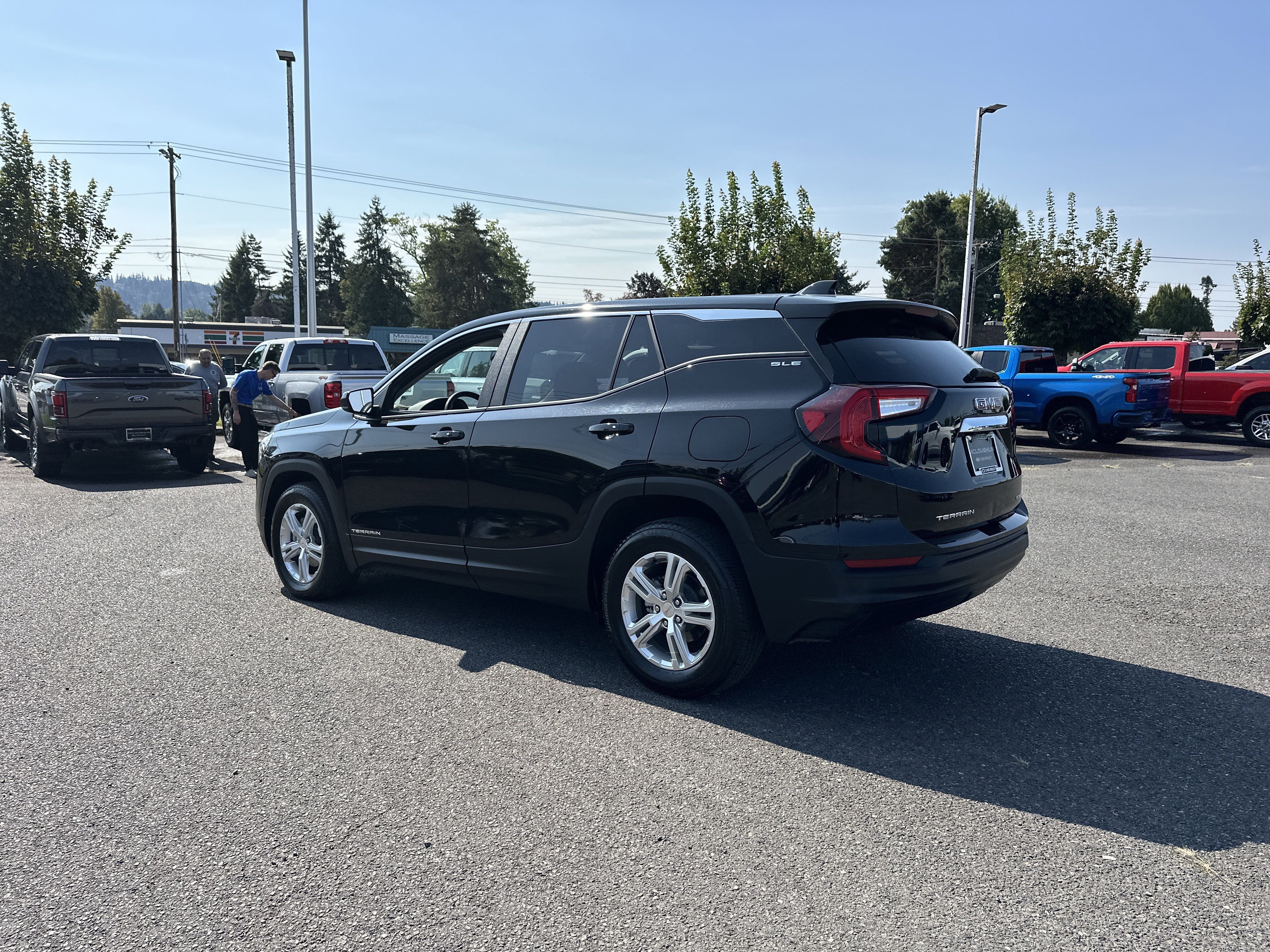 Used 2024 GMC Terrain SLE image 3