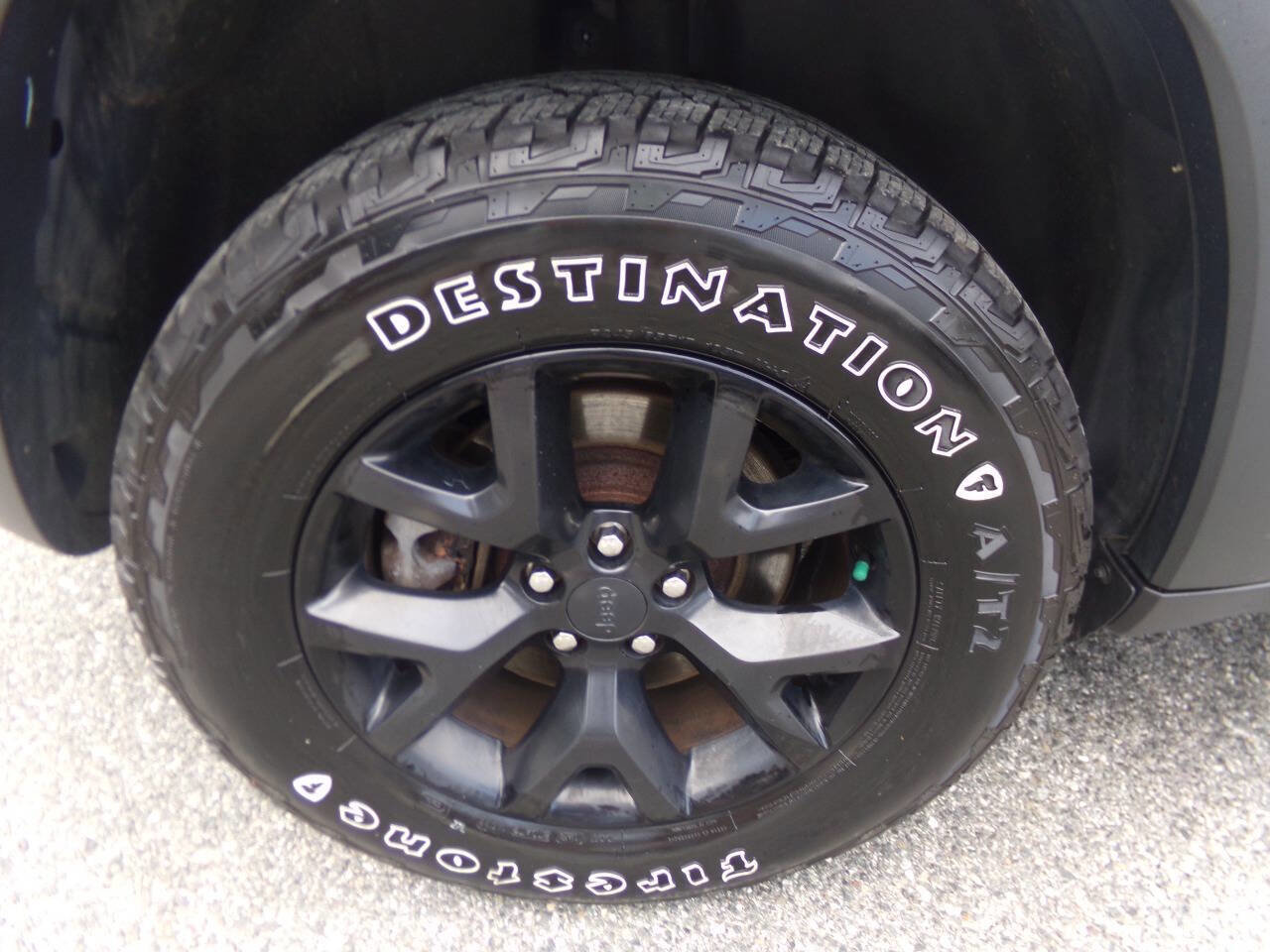 Used 2018 Jeep Cherokee Trailhawk w/ Cold Weather Group image 17