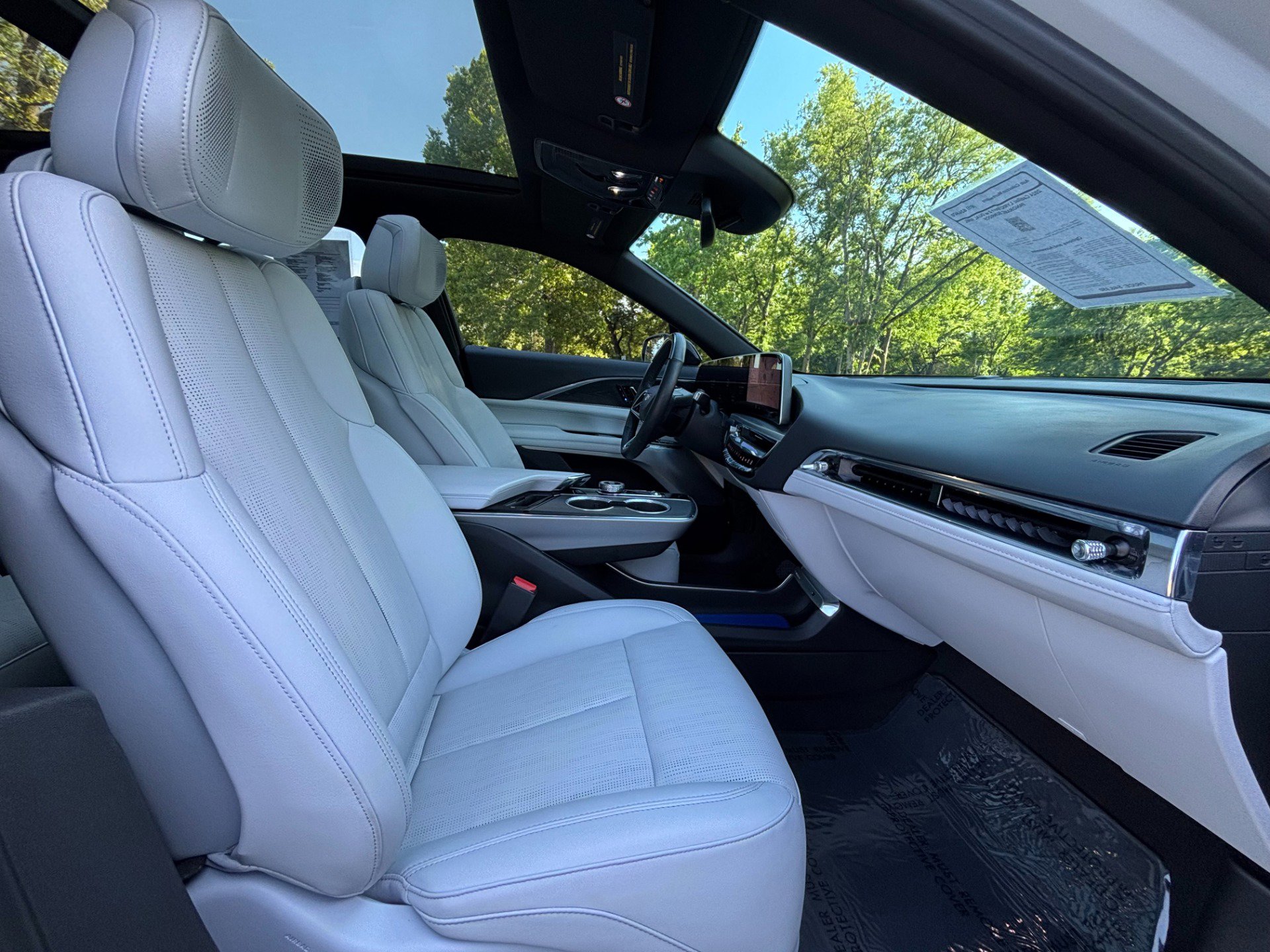 Used 2024 Cadillac Lyriq Sport RWD image 22