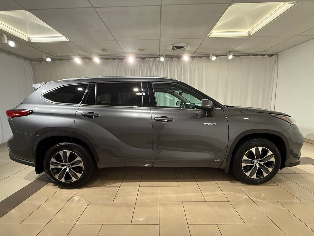 Used 2021 Toyota Highlander XLE AWD/4WD image 6