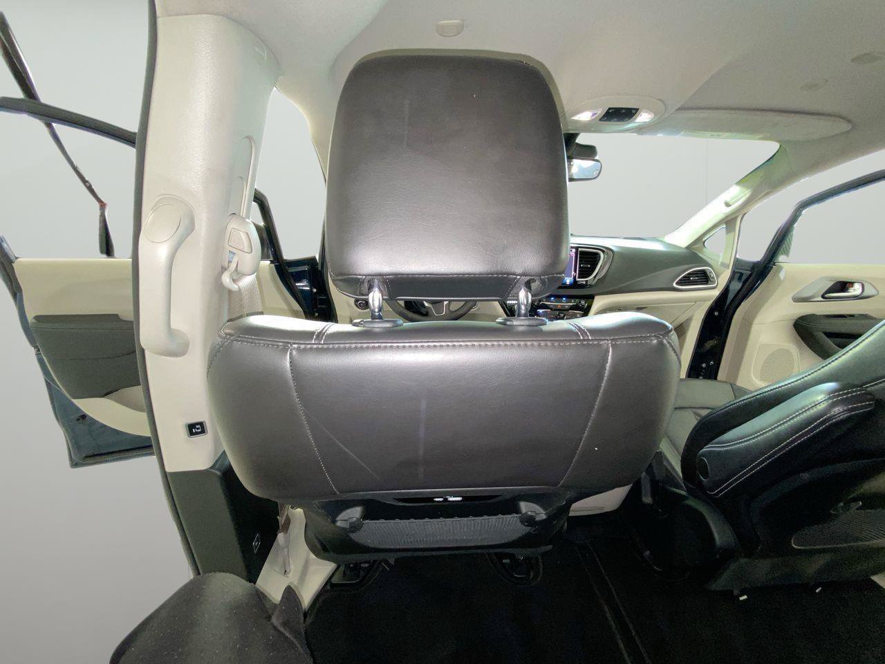 Used 2023 Chrysler Pacifica Touring-L FWD image 21