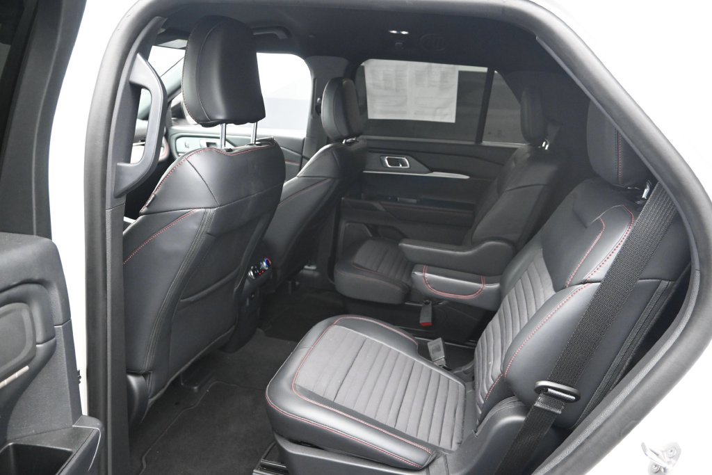 Used 2026 Ford Explorer ST-Line w/ ST-Line Street Pack RWD image 13