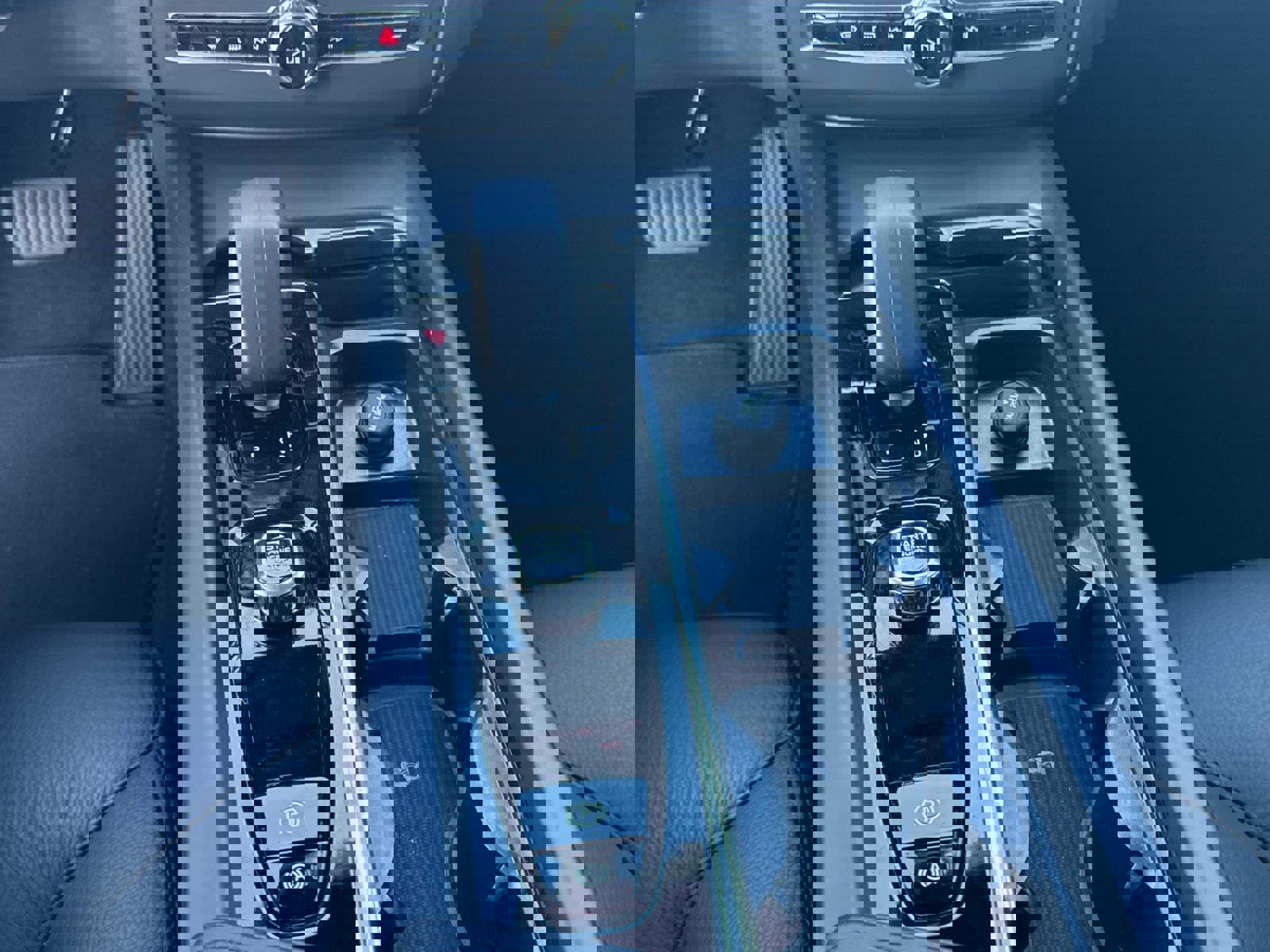 Used 2025 Volvo XC60 B5 Plus image 24