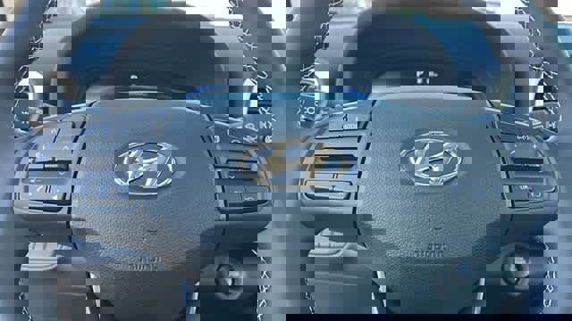 Used 2025 Hyundai Venue Limited image 18