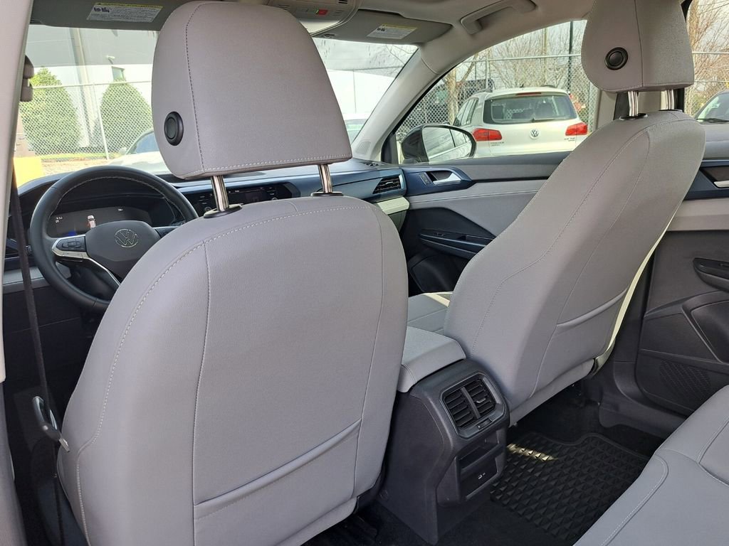 Used 2024 Volkswagen Taos SE image 25