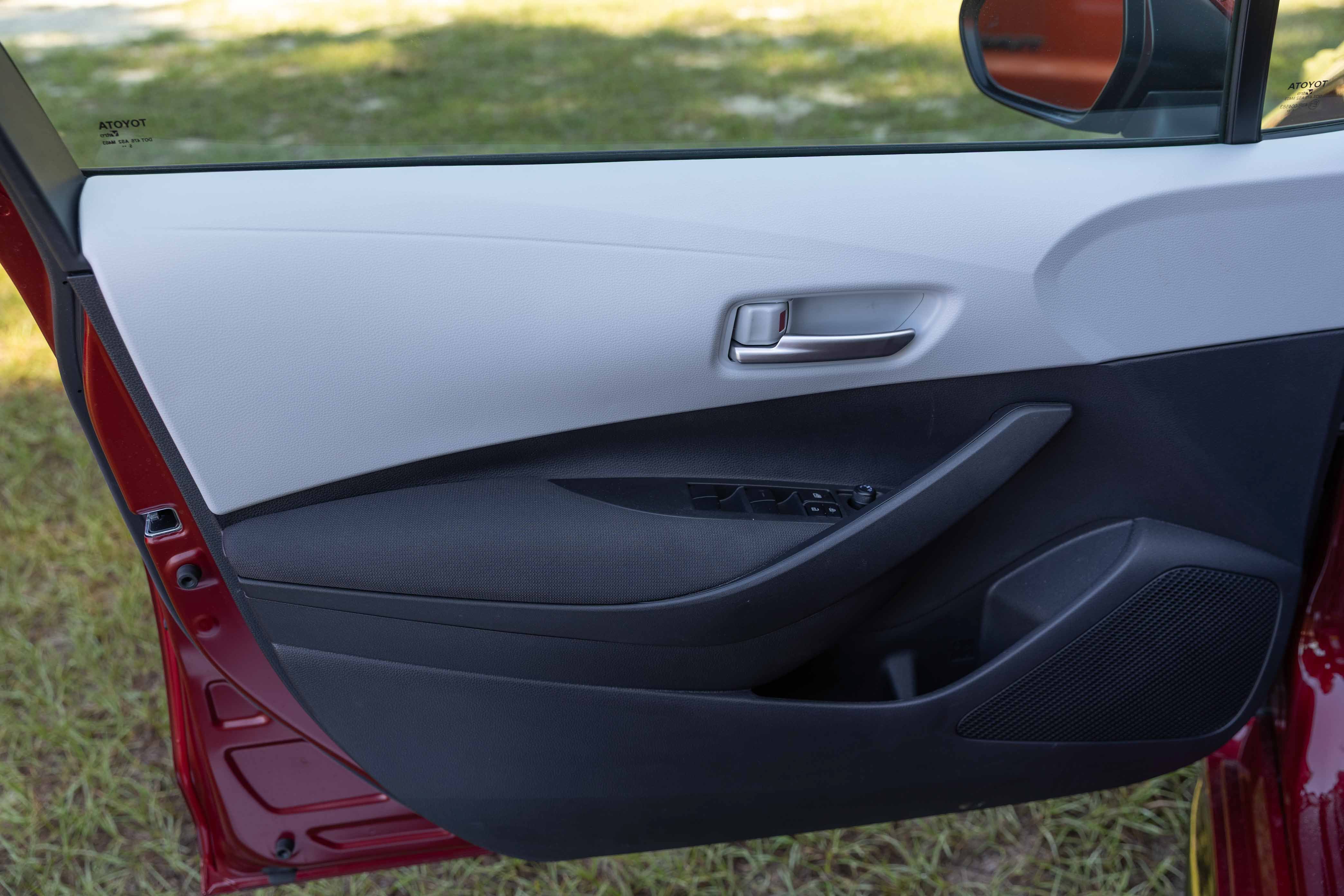 Certified 2026 Toyota Corolla SE w/ SE Package FWD image 9