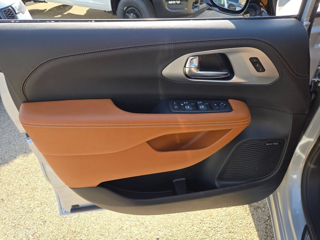 New 2026 Chrysler Pacifica Pinnacle AWD/4WD image 15
