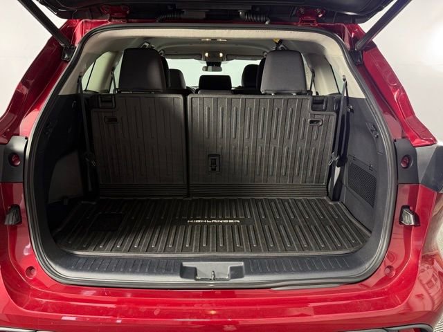 Used 2020 Toyota Highlander LE image 26