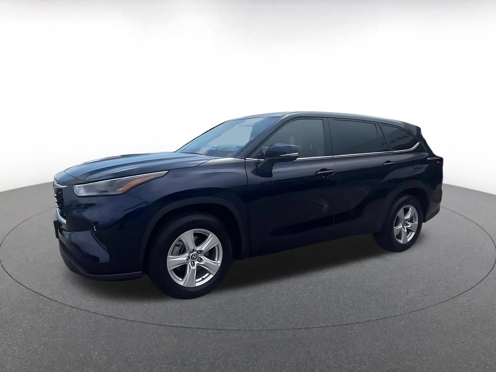 Used 2025 Toyota Highlander LE FWD image 8