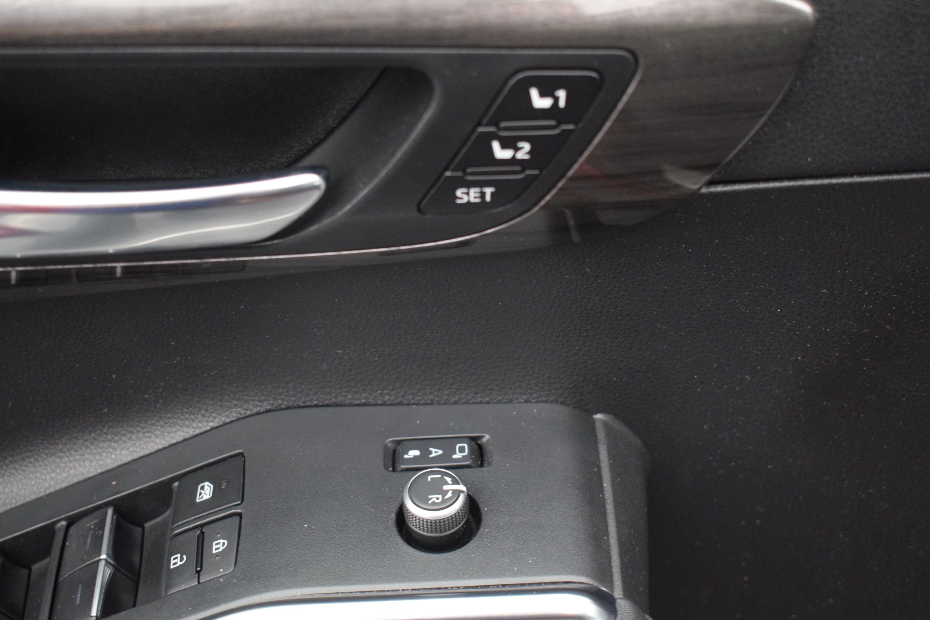 Used 2023 Toyota Highlander Limited AWD/4WD image 17