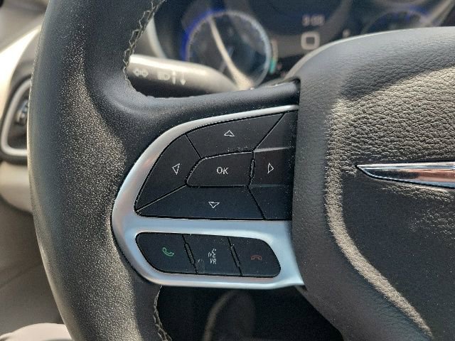 Used 2023 Chrysler Pacifica Touring-L FWD image 12