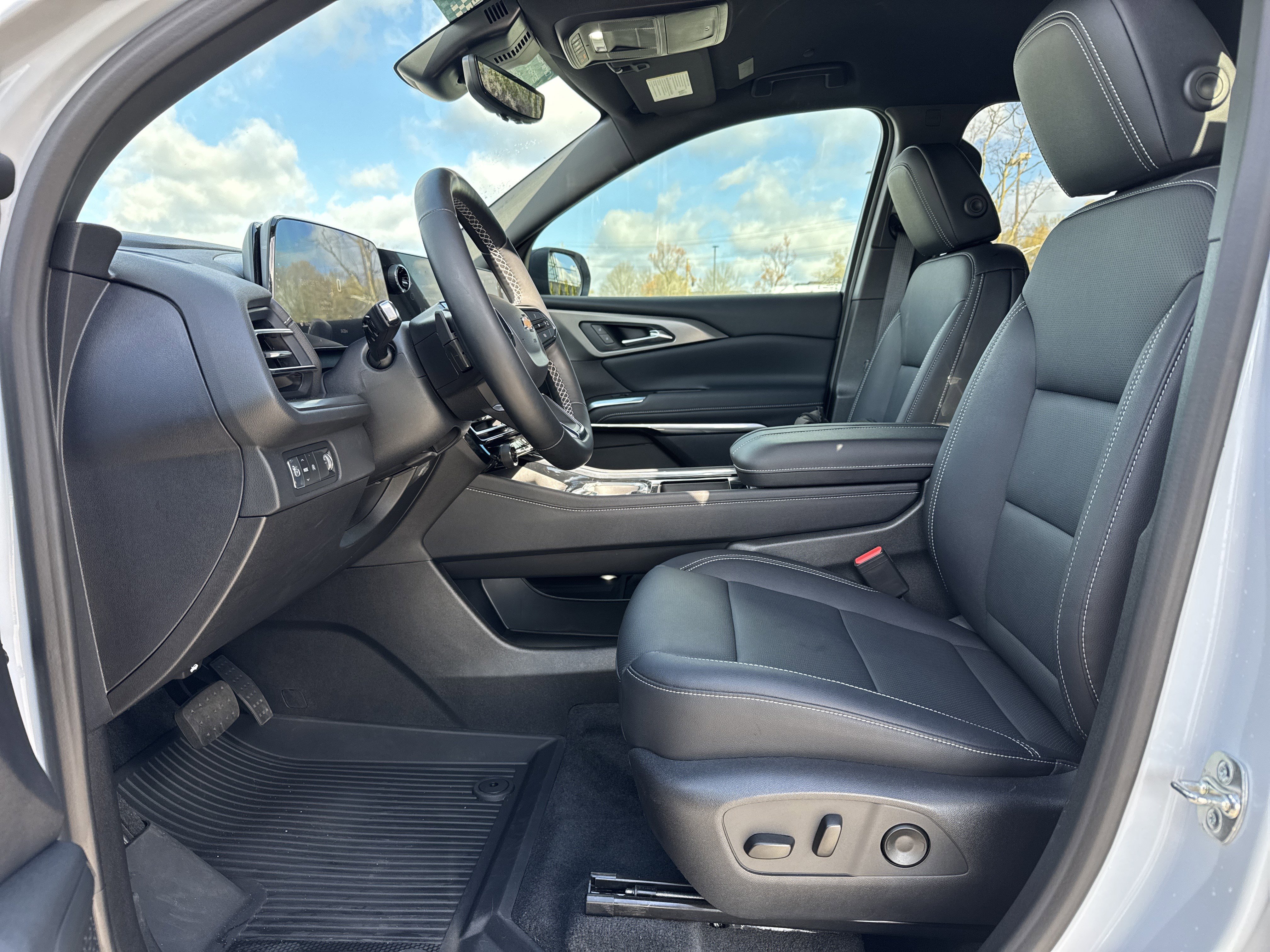 Used 2026 Chevrolet Traverse LT w/ Driver Confidence Package image 16