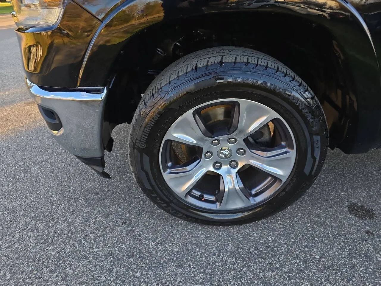 Used 2019 RAM 1500 Laramie AWD/4WD image 10