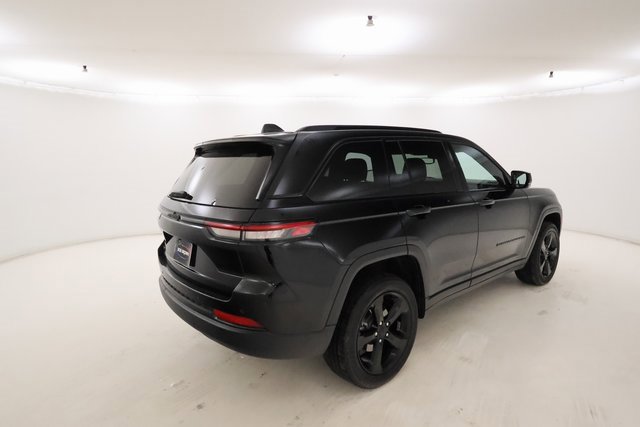 Used 2023 Jeep Grand Cherokee Altitude image 3