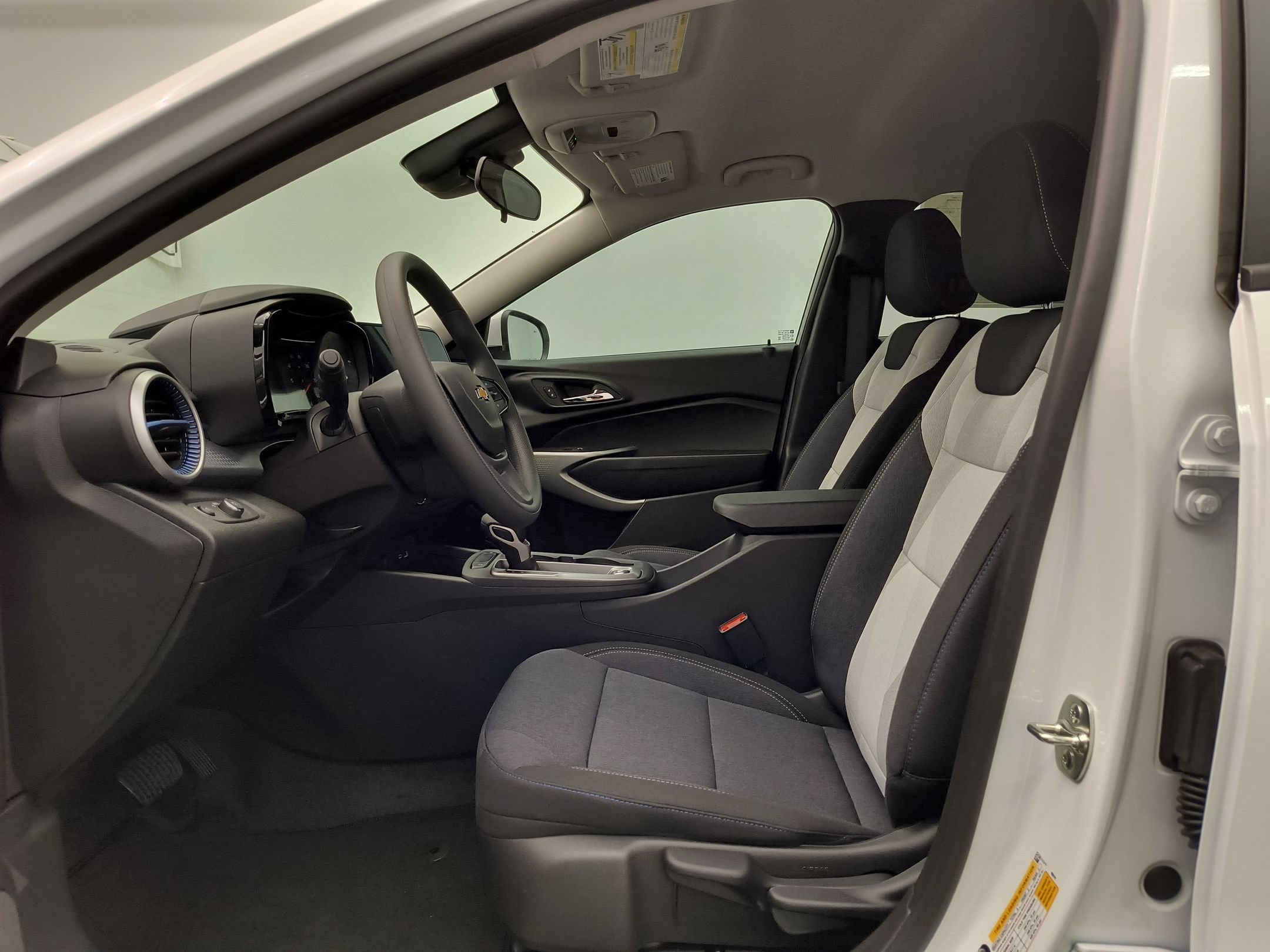New 2026 Chevrolet Trax LS w/ LS Convenience Package FWD image 5