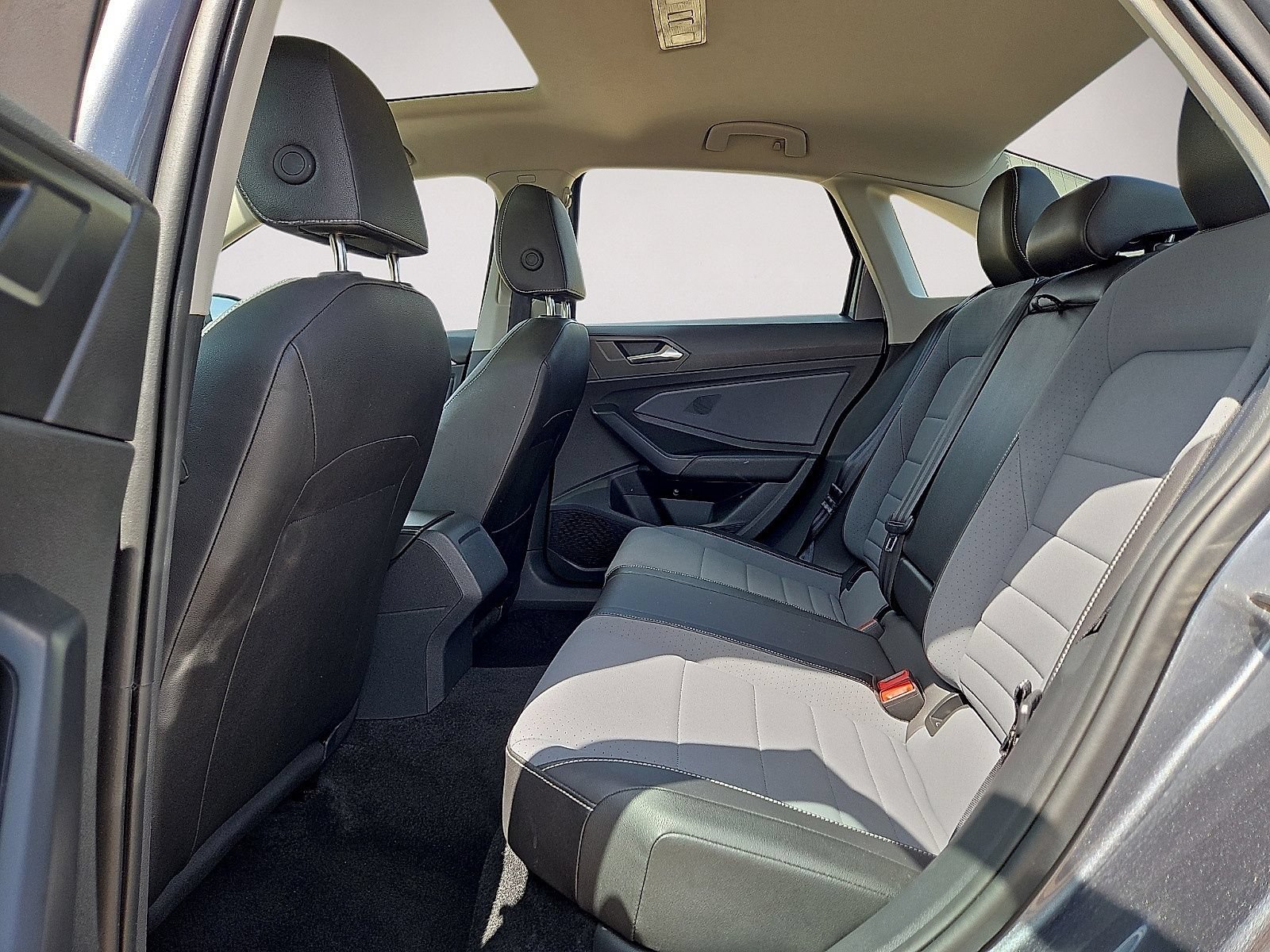 Used 2025 Volkswagen Jetta SE FWD image 14