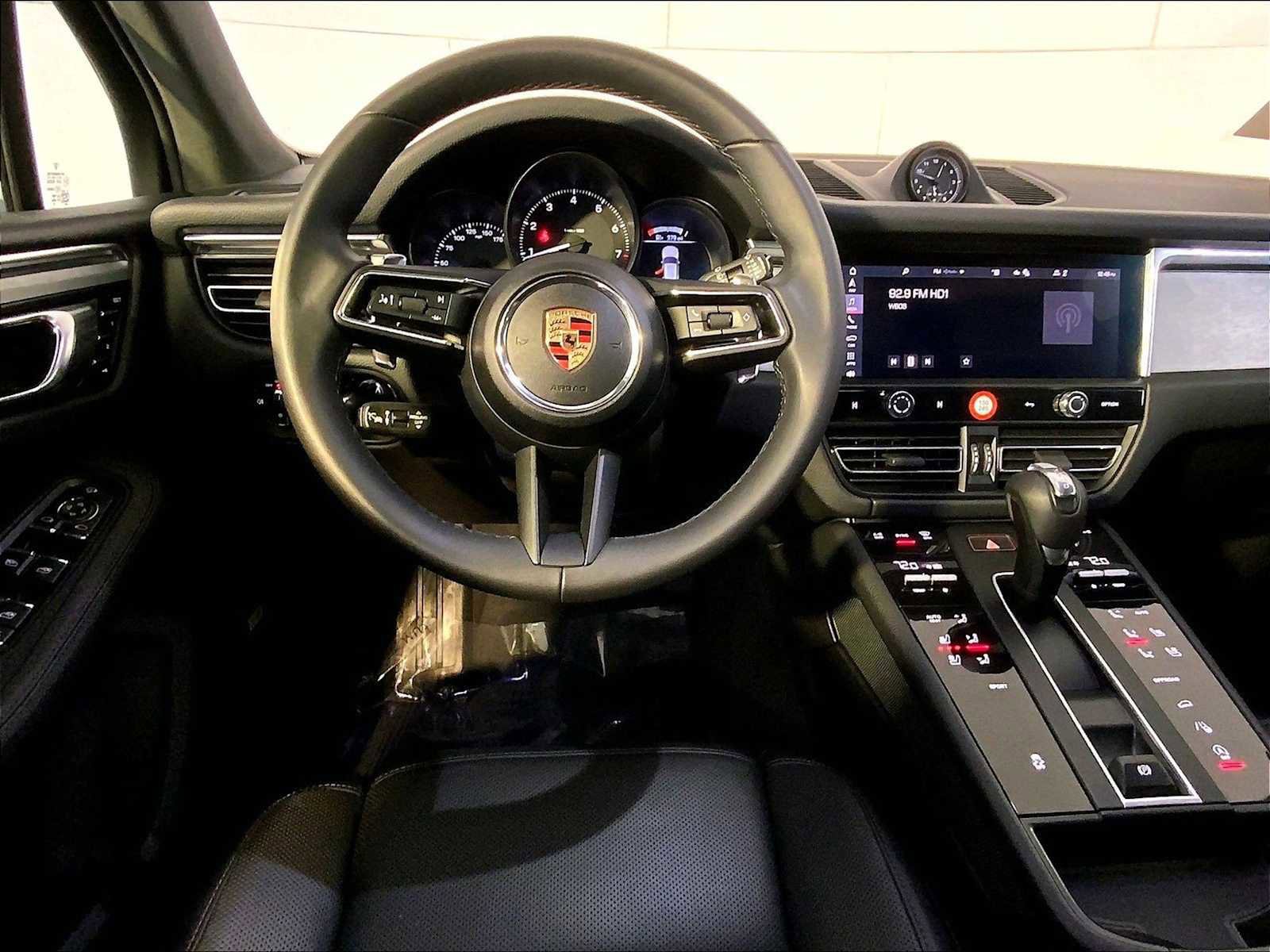 Certified 2025 Porsche Macan AWD/4WD image 13