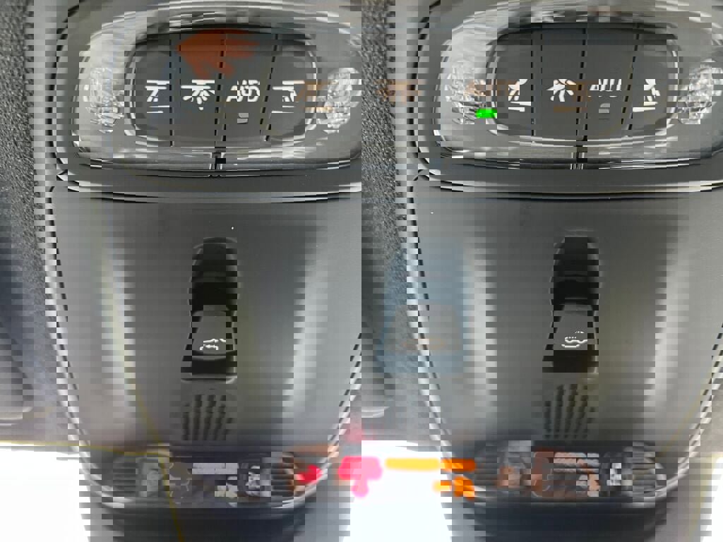 Used 2022 Volvo XC40 T5 R-Design w/ Advanced Package image 23